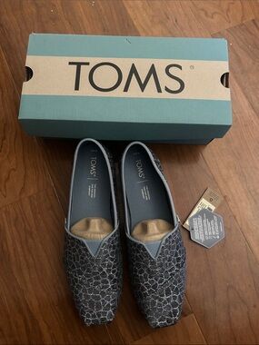 TOMS Women's Slip-On Loafers in Black and Light Blue 8.5 NIB